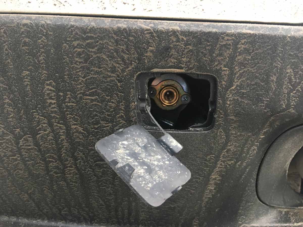 ВЗУ выведен в заглушку буксировочного крюка