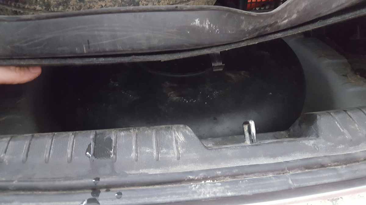 Баллон ТОР 53 в нише запасного колеса.