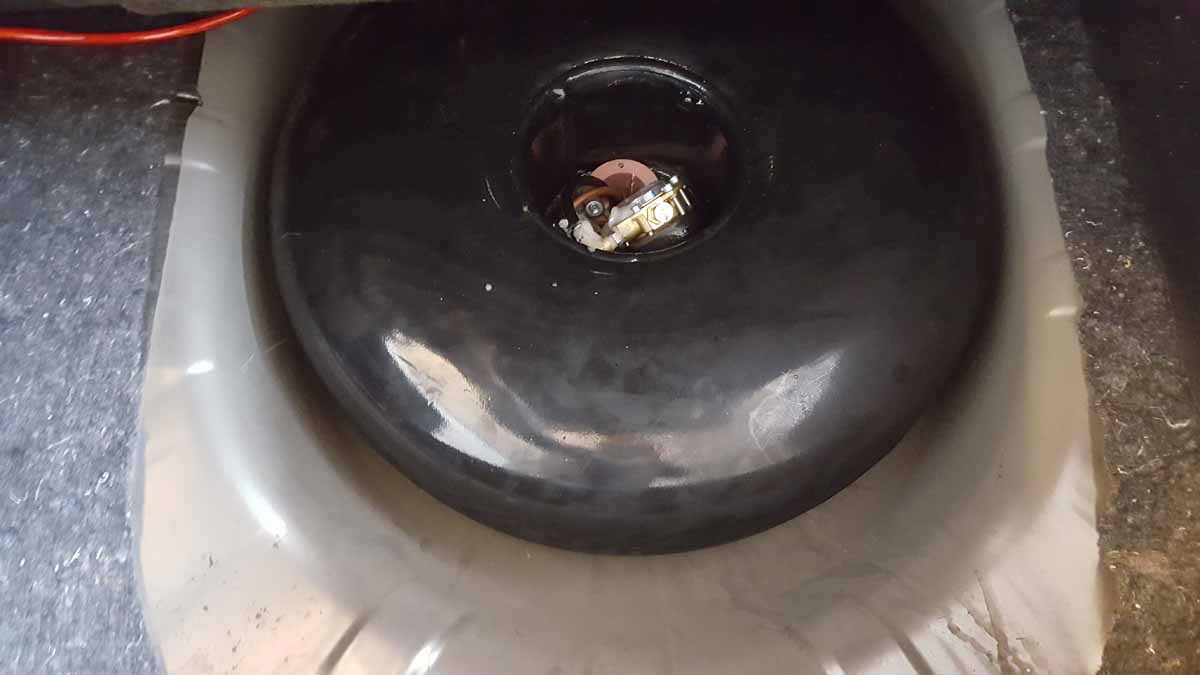 Баллон ТОР 42 литров в нише багажника под запасное колесо.