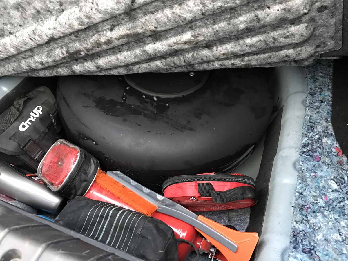 Баллон ТОР 42 литра в нише запасного колеса