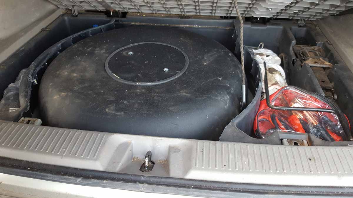 Баллон ТОР 65 литров в нише багажника под запасное колесо.